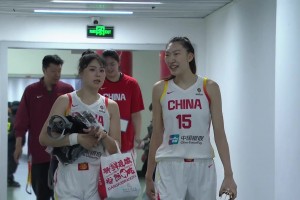 名宿来探班！赛后李月汝和韩旭交流不断，王治郅给张子宇面授机宜